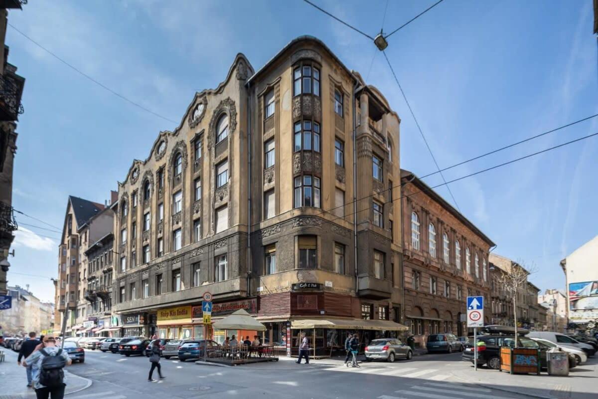 Апартаменти New And Convenient *